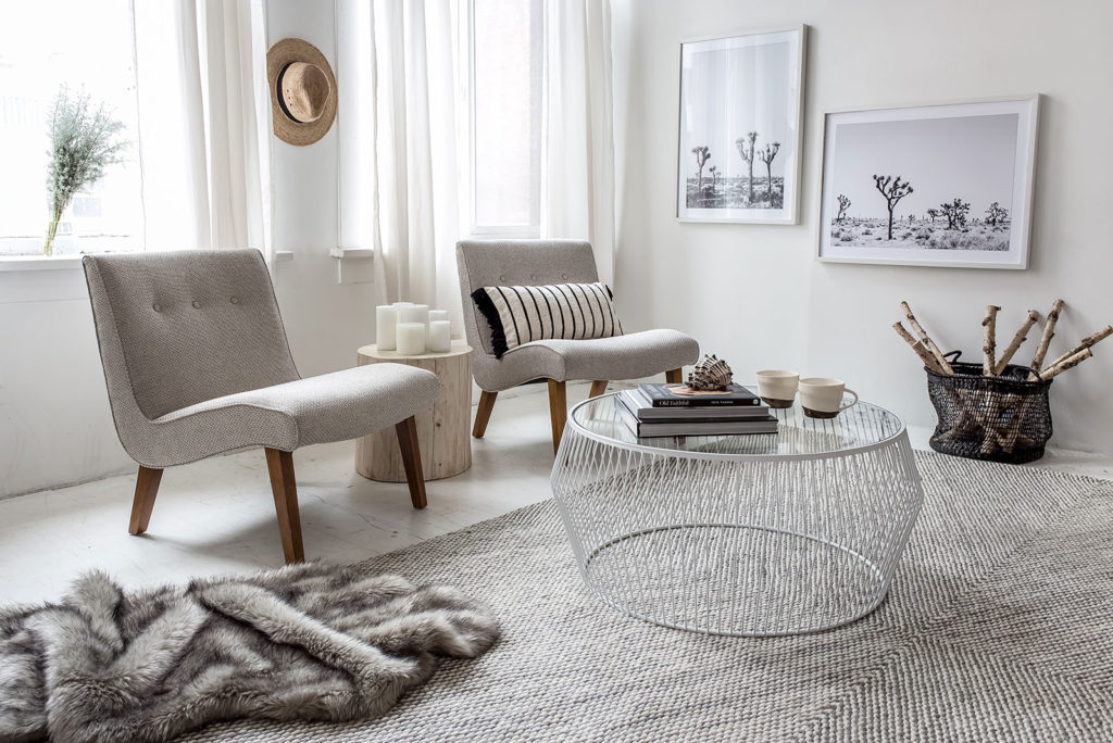 Cyclone Wire Coffee Table in White with Bailey Chairs